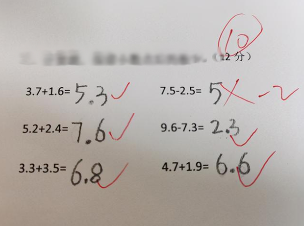 Con gái khóc nức nở vì bị gạch đáp án 7,5 - 2,5 = 5, bà mẹ tưởng bị trù dập, ai ngờ lại là bài học nhớ đời của giáo viên-1