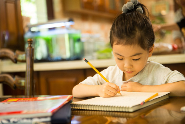 Con gái khóc nức nở vì bị gạch đáp án 7,5 - 2,5 = 5, bà mẹ tưởng bị trù dập, ai ngờ lại là bài học nhớ đời của giáo viên-2