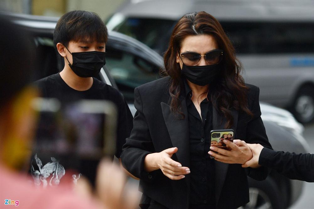 Việt Hương, Phi Nhung đến đưa thi hài nghệ sĩ Chí Tài về nhà tang lễ-2