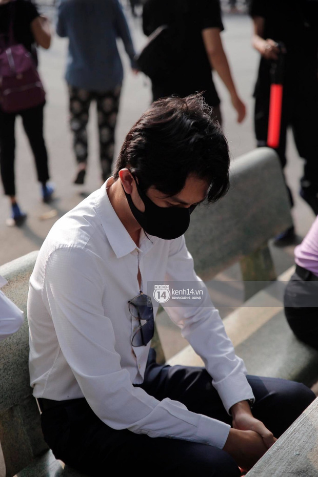 Lễ tang NS Chí Tài tại Việt Nam: Dàn nghệ sĩ nghiêm chỉnh vào lễ viếng, Việt Hương đội khăn tang và hé lộ tình trạng bà xã cố nghệ sĩ ở Mỹ-46