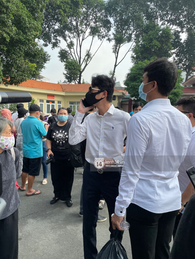 Lễ tang NS Chí Tài tại Việt Nam: Dàn nghệ sĩ nghiêm chỉnh vào lễ viếng, Việt Hương đội khăn tang và hé lộ tình trạng bà xã cố nghệ sĩ ở Mỹ-47