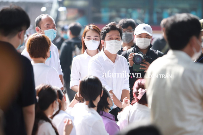 Trường Giang khóc nấc, đứng không vững tại tang lễ cố nghệ sĩ Chí Tài-1