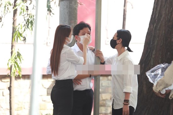 Trường Giang khóc nấc, đứng không vững tại tang lễ cố nghệ sĩ Chí Tài