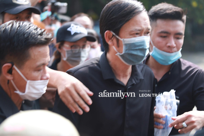 Hoài Linh lặng lẽ xuất hiện làm nhiệm vụ chủ trì tang lễ nghệ sĩ Chí Tài, nhìn khuôn mặt mệt mỏi ai cũng xót xa-1