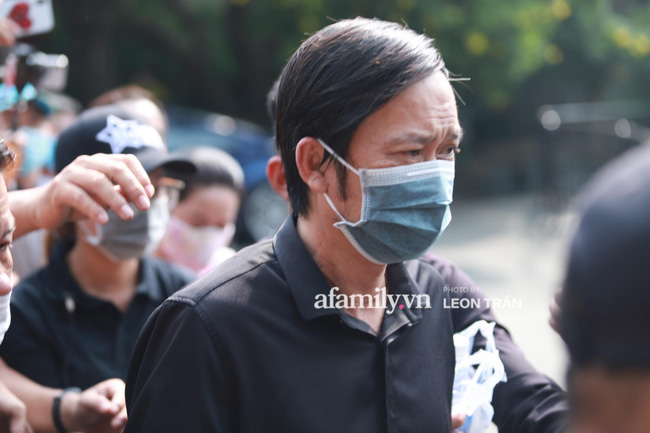 Hoài Linh lặng lẽ xuất hiện làm nhiệm vụ chủ trì tang lễ nghệ sĩ Chí Tài, nhìn khuôn mặt mệt mỏi ai cũng xót xa-2