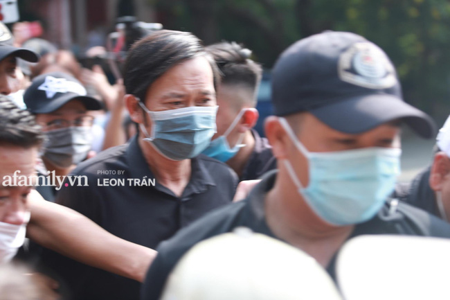 Hoài Linh lặng lẽ xuất hiện làm nhiệm vụ chủ trì tang lễ nghệ sĩ Chí Tài, nhìn khuôn mặt mệt mỏi ai cũng xót xa-3