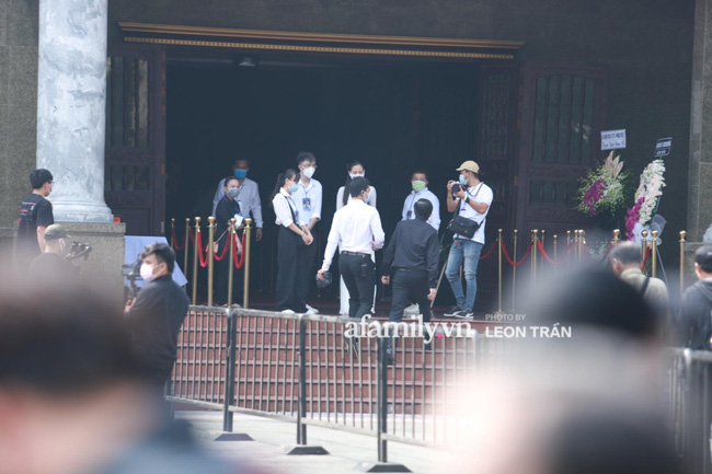 Hoài Linh lặng lẽ xuất hiện làm nhiệm vụ chủ trì tang lễ nghệ sĩ Chí Tài, nhìn khuôn mặt mệt mỏi ai cũng xót xa-4