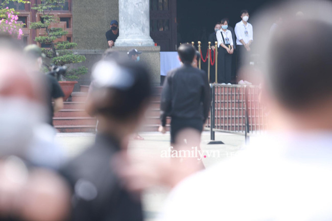 Hoài Linh lặng lẽ xuất hiện làm nhiệm vụ chủ trì tang lễ nghệ sĩ Chí Tài, nhìn khuôn mặt mệt mỏi ai cũng xót xa-5