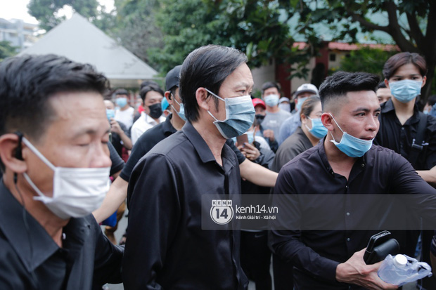 Dàn sao Việt đến tang lễ đưa tiễn NS Chí Tài: NS Hoài Linh - Tấn Beo suy sụp sau 3 ngày, vợ chồng Trường Giang lặng lẽ một góc-1
