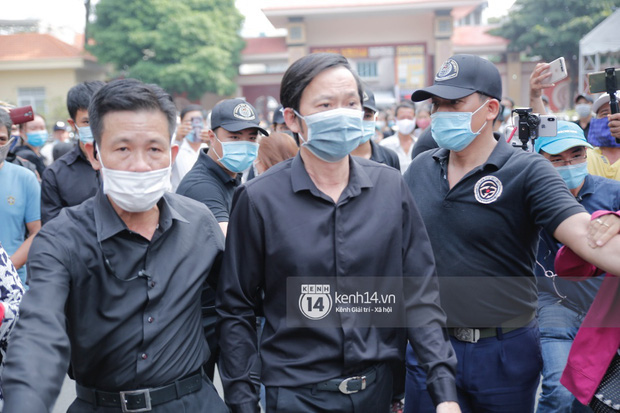 Dàn sao Việt đến tang lễ đưa tiễn NS Chí Tài: NS Hoài Linh - Tấn Beo suy sụp sau 3 ngày, vợ chồng Trường Giang lặng lẽ một góc-2
