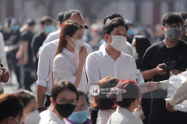 Dàn sao Việt đến tang lễ đưa tiễn NS Chí Tài: NS Hoài Linh - Tấn Beo suy sụp sau 3 ngày, vợ chồng Trường Giang lặng lẽ một góc-3