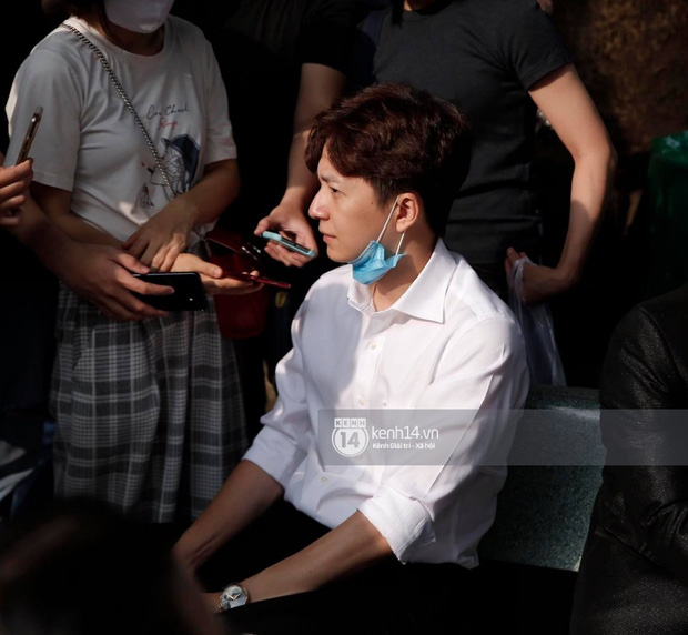 Dàn sao Việt đến tang lễ đưa tiễn NS Chí Tài: NS Hoài Linh - Tấn Beo suy sụp sau 3 ngày, vợ chồng Trường Giang lặng lẽ một góc-5