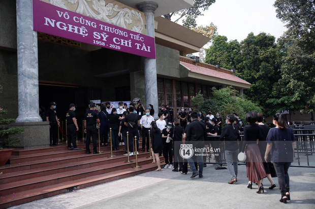 Lễ tang NS Chí Tài tại Việt Nam: Dàn nghệ sĩ nghiêm chỉnh vào lễ viếng, Việt Hương đội khăn tang và hé lộ tình trạng bà xã cố nghệ sĩ ở Mỹ-24
