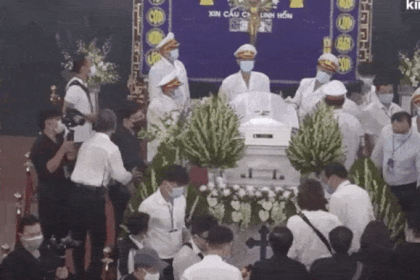 Lễ tang NS Chí Tài tại Việt Nam: Dàn nghệ sĩ nghiêm chỉnh vào lễ viếng, Việt Hương đội khăn tang và hé lộ tình trạng bà xã cố nghệ sĩ ở Mỹ