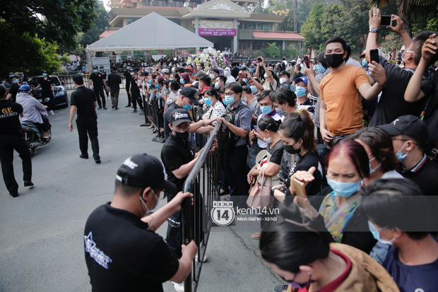 Đám đông hỗn loạn ùa vào tang lễ NS Chí Tài: Có người không đeo khẩu trang, 50 bảo vệ vẫn không kiểm soát được-1