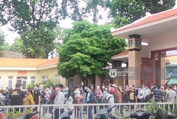 Đám đông hỗn loạn ùa vào tang lễ NS Chí Tài: Có người không đeo khẩu trang, 50 bảo vệ vẫn không kiểm soát được-2