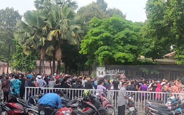 Đám đông hỗn loạn ùa vào tang lễ NS Chí Tài: Có người không đeo khẩu trang, 50 bảo vệ vẫn không kiểm soát được-3