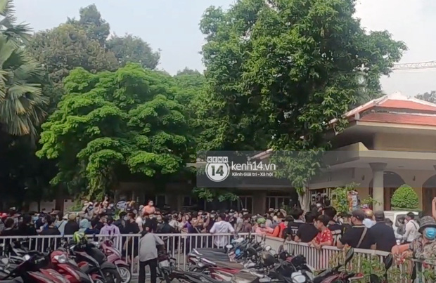 Đám đông hỗn loạn ùa vào tang lễ NS Chí Tài: Có người không đeo khẩu trang, 50 bảo vệ vẫn không kiểm soát được-4