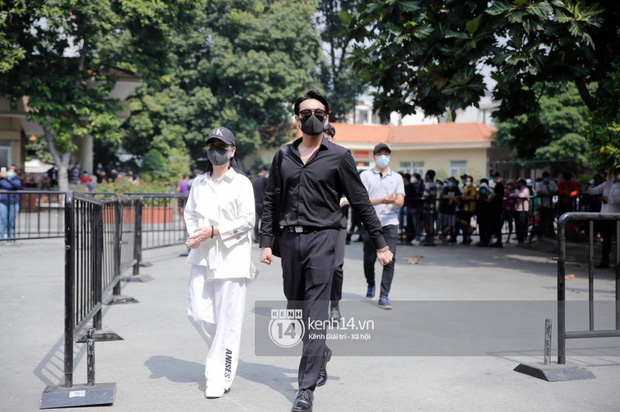 Lễ tang NS Chí Tài tại Việt Nam: Dàn nghệ sĩ nghiêm chỉnh vào lễ viếng, Việt Hương đội khăn tang và hé lộ tình trạng bà xã cố nghệ sĩ ở Mỹ-8