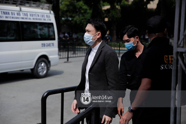 Lễ tang NS Chí Tài tại Việt Nam: Dàn nghệ sĩ nghiêm chỉnh vào lễ viếng, Việt Hương đội khăn tang và hé lộ tình trạng bà xã cố nghệ sĩ ở Mỹ-12