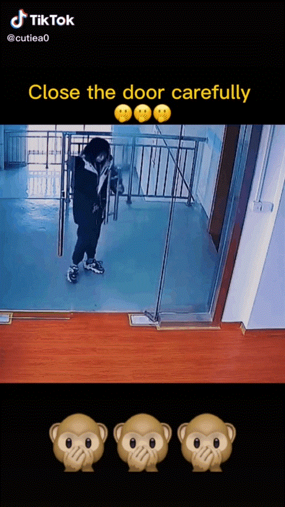 Nữ sinh giật mình khi mở cửa làm kính cường lực vỡ toang, chỉ 2 giây mà còn lại mỗi... tay cầm cửa, cho thấy lỗi sai mà 99% mọi người đều mắc phải-1