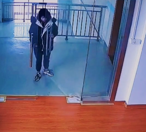 Nữ sinh giật mình khi mở cửa làm kính cường lực vỡ toang, chỉ 2 giây mà còn lại mỗi... tay cầm cửa, cho thấy lỗi sai mà 99% mọi người đều mắc phải-2