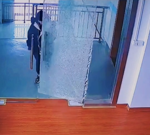 Nữ sinh giật mình khi mở cửa làm kính cường lực vỡ toang, chỉ 2 giây mà còn lại mỗi... tay cầm cửa, cho thấy lỗi sai mà 99% mọi người đều mắc phải-3