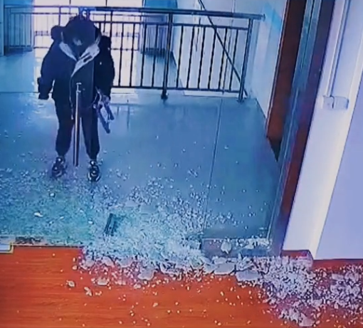 Nữ sinh giật mình khi mở cửa làm kính cường lực vỡ toang, chỉ 2 giây mà còn lại mỗi... tay cầm cửa, cho thấy lỗi sai mà 99% mọi người đều mắc phải-4