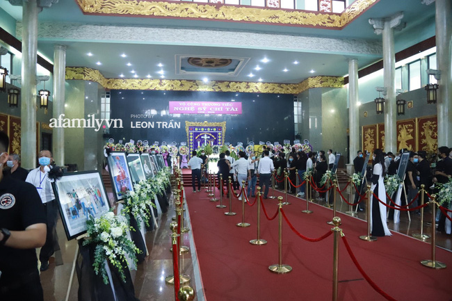 Cận cảnh bên trong lễ viếng cố nghệ sĩ Chí Tài, linh cữu và hoa đều dùng màu trắng trang trọng-1