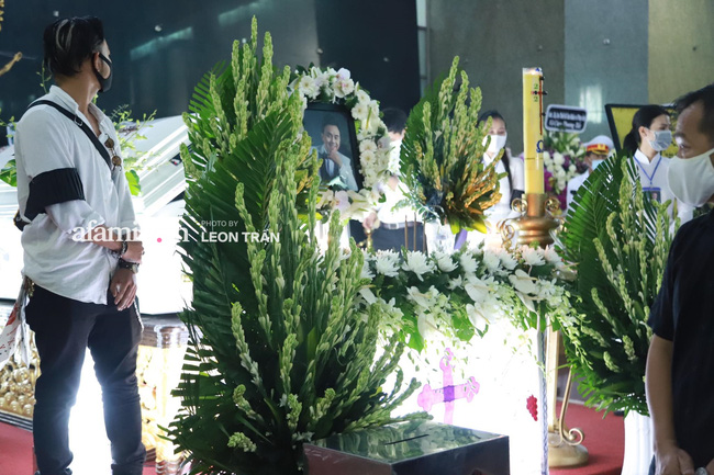 Cận cảnh bên trong lễ viếng cố nghệ sĩ Chí Tài, linh cữu và hoa đều dùng màu trắng trang trọng-2