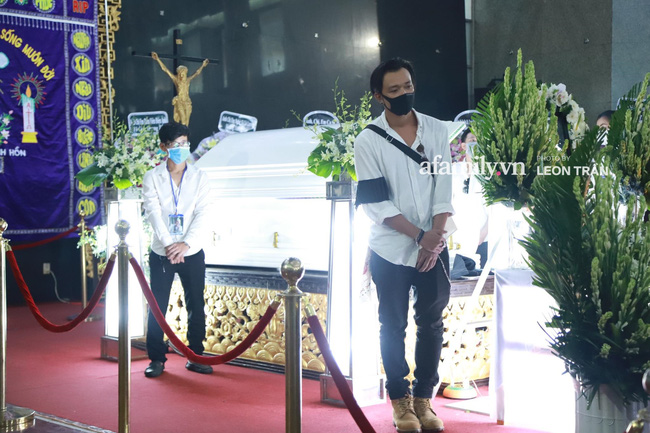 Cận cảnh bên trong lễ viếng cố nghệ sĩ Chí Tài, linh cữu và hoa đều dùng màu trắng trang trọng-3