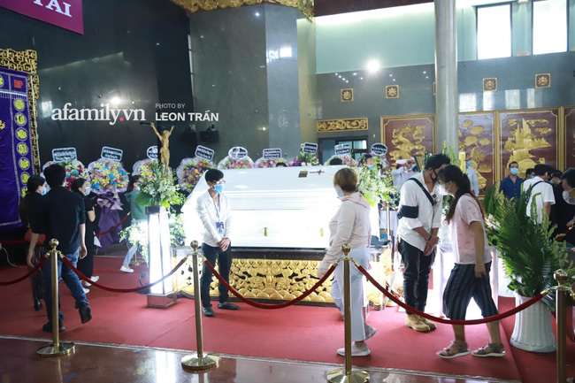 Cận cảnh bên trong lễ viếng cố nghệ sĩ Chí Tài, linh cữu và hoa đều dùng màu trắng trang trọng-4