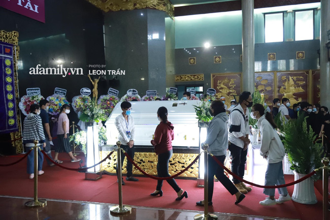 Cận cảnh bên trong lễ viếng cố nghệ sĩ Chí Tài, linh cữu và hoa đều dùng màu trắng trang trọng-6