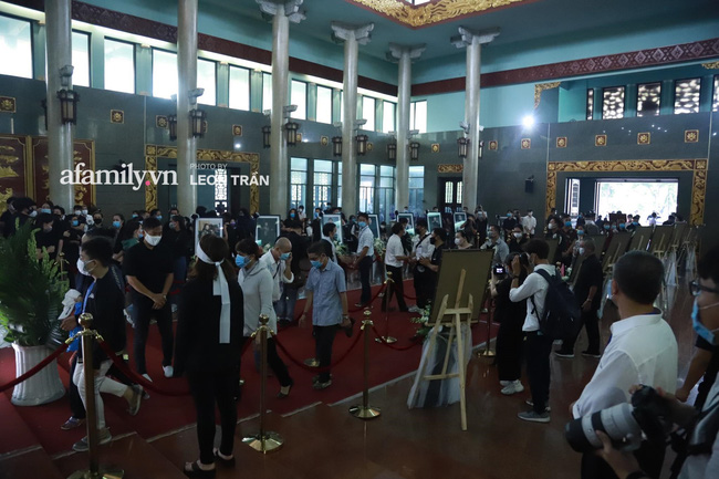 Cận cảnh bên trong lễ viếng cố nghệ sĩ Chí Tài, linh cữu và hoa đều dùng màu trắng trang trọng-7