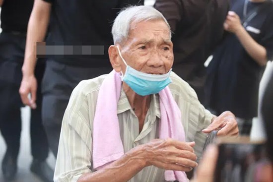 Bệnh nặng phải dùng máy trợ thở, cụ ông vẫn quyết vượt đường xa để tới tiễn đưa cố nghệ sĩ Chí Tài lần cuối