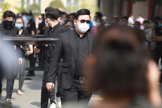 Lễ viếng đầu giờ chiều cố nghệ sĩ Chí Tài: Quang Lê, Minh Tuyết cùng dàn sao Việt lặng lẽ đến đưa tiễn lần cuối