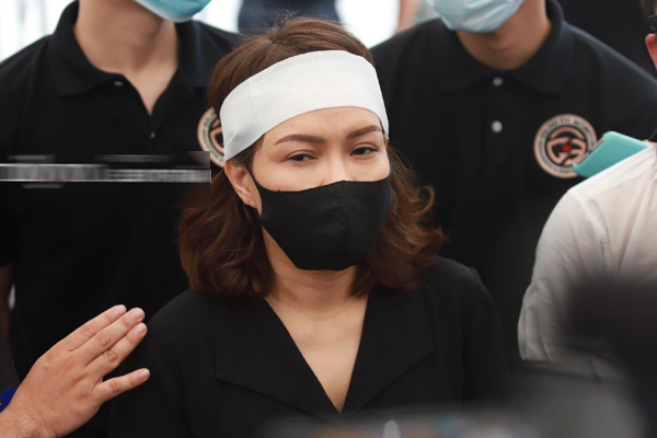 Linh cữu NS Chí Tài được đưa ra sân bay sang Mỹ: NS Hoài Linh đại diện hoàn tất thủ tục, dàn nghệ sĩ ôm chặt di ảnh để tiễn biệt-36