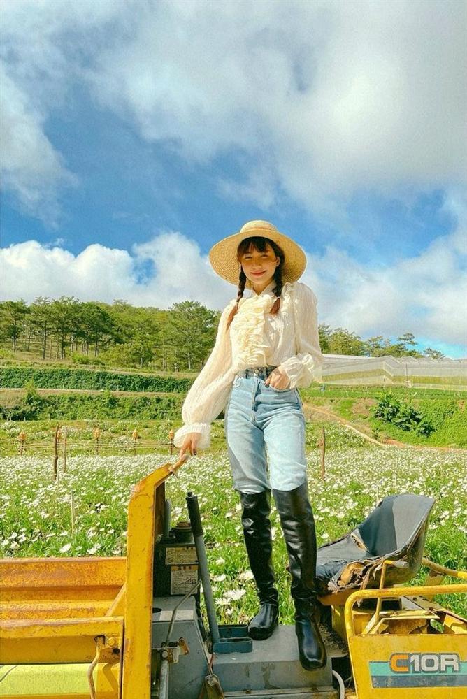 Vốn hay đi giày cao gót khủng, Hòa Minzy đã xoay xở thế nào khi chuyển sang giày đế thấp để không lùn một mẩu?-5