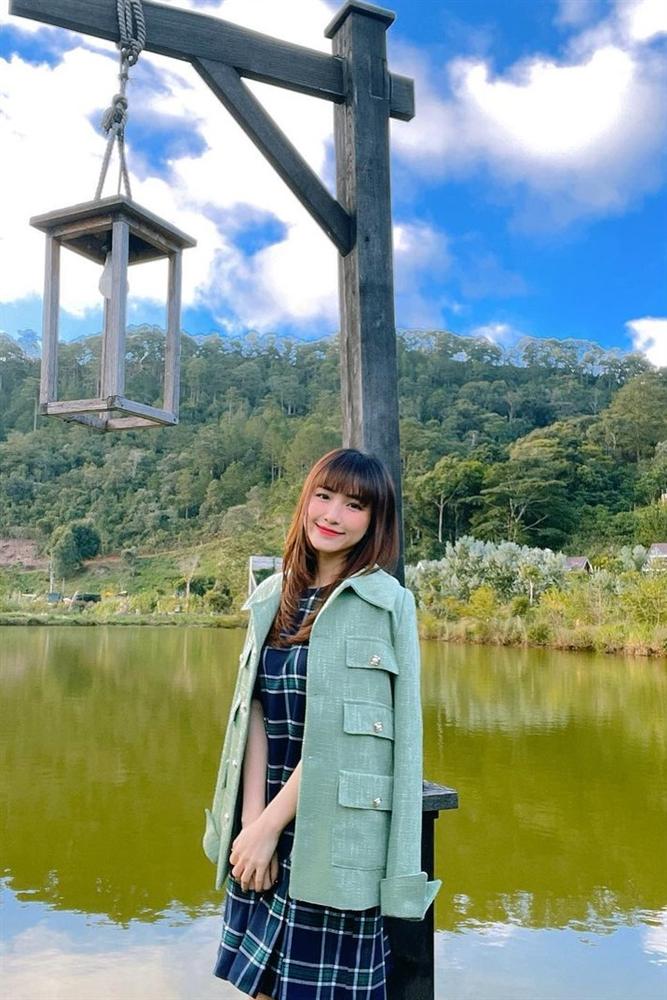 Vốn hay đi giày cao gót khủng, Hòa Minzy đã xoay xở thế nào khi chuyển sang giày đế thấp để không lùn một mẩu?-10