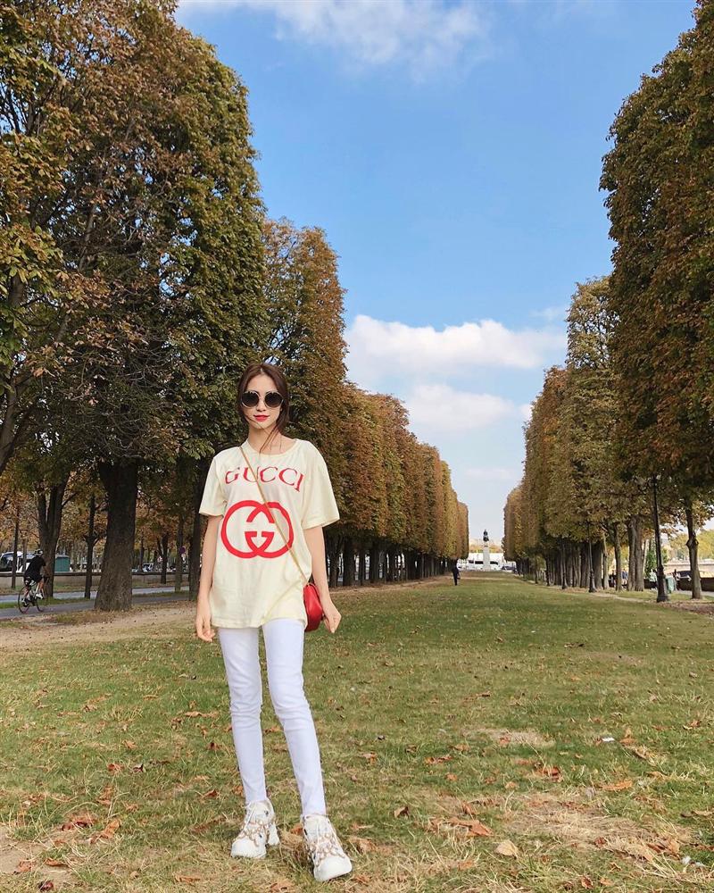 Vốn hay đi giày cao gót khủng, Hòa Minzy đã xoay xở thế nào khi chuyển sang giày đế thấp để không lùn một mẩu?-13