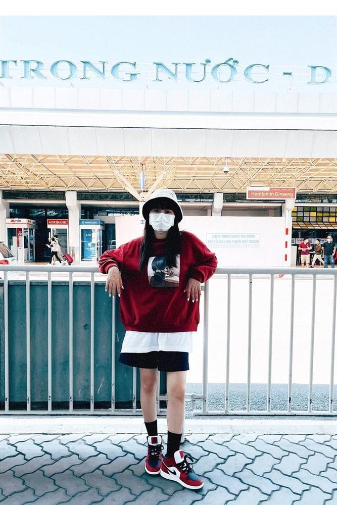 Vốn hay đi giày cao gót khủng, Hòa Minzy đã xoay xở thế nào khi chuyển sang giày đế thấp để không lùn một mẩu?-8