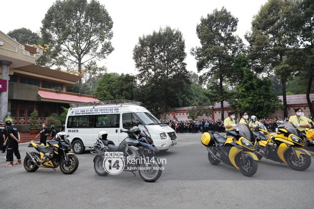 Linh cữu NS Chí Tài được đưa ra sân bay sang Mỹ: NS Hoài Linh đại diện hoàn tất thủ tục, dàn nghệ sĩ ôm chặt di ảnh để tiễn biệt-29