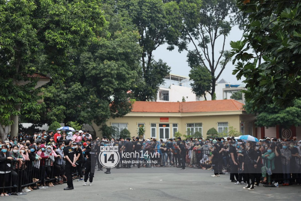 Linh cữu NS Chí Tài được đưa ra sân bay sang Mỹ: NS Hoài Linh đại diện hoàn tất thủ tục, dàn nghệ sĩ ôm chặt di ảnh để tiễn biệt-30
