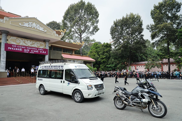 Linh cữu NS Chí Tài được đưa ra sân bay sang Mỹ: NS Hoài Linh đại diện hoàn tất thủ tục, dàn nghệ sĩ ôm chặt di ảnh để tiễn biệt-31