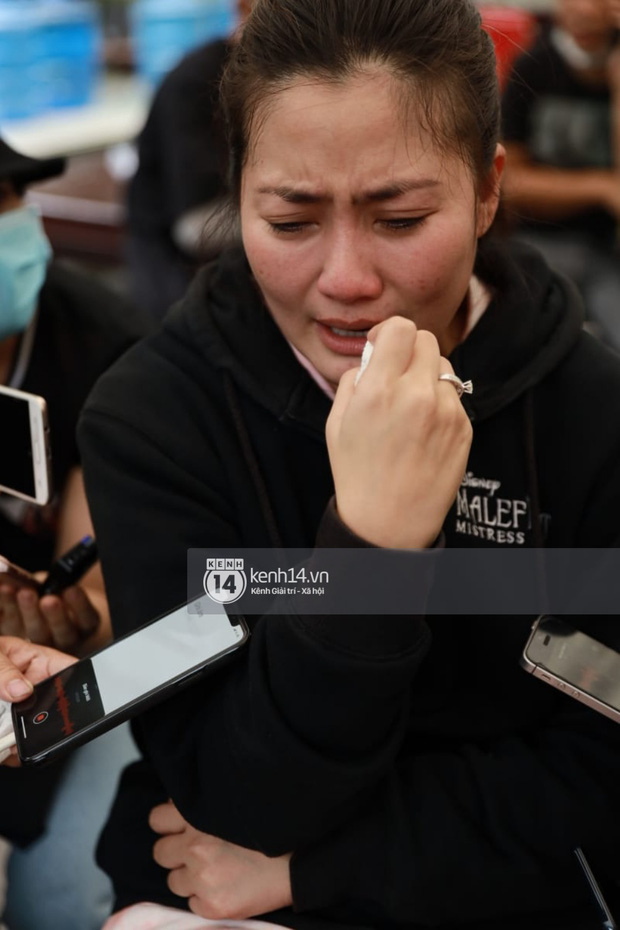 Linh cữu NS Chí Tài được đưa ra sân bay sang Mỹ: NS Hoài Linh đại diện hoàn tất thủ tục, dàn nghệ sĩ ôm chặt di ảnh để tiễn biệt-33