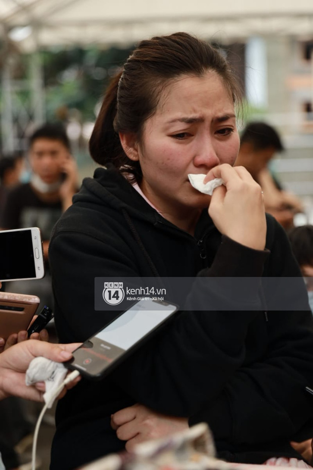 Linh cữu NS Chí Tài được đưa ra sân bay sang Mỹ: NS Hoài Linh đại diện hoàn tất thủ tục, dàn nghệ sĩ ôm chặt di ảnh để tiễn biệt-34