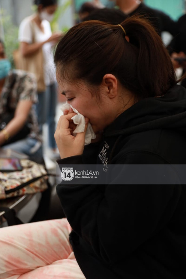 Linh cữu NS Chí Tài được đưa ra sân bay sang Mỹ: NS Hoài Linh đại diện hoàn tất thủ tục, dàn nghệ sĩ ôm chặt di ảnh để tiễn biệt-35