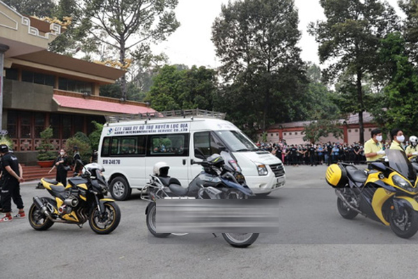 Rơi nước mắt với câu nói của NS Hoài Linh tại tang lễ cố NS Chí Tài: Bây giờ chẳng còn ai cô độc hơn anh đâu-4