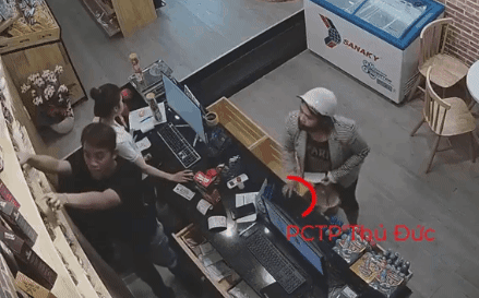 CLIP: Một thủ đoạn đơn giản lừa cả 2 nhân viên bán hàng, nạn nhân hoa mắt vì màn trộm điện thoại có nghề-1