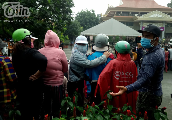 Trời Sài Gòn đổ mưa giây phút đưa tiễn linh cữu cố nghệ sĩ Chí Tài, người dân đội mưa vẫy chào lần cuối-4